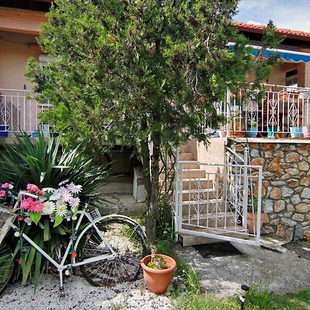 Countryside Cottage With Garden & Lake View Peraia  Bagian luar foto